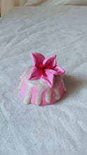 Load image into Gallery viewer, Faux Pink Flower Cake Melt
