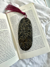 Load image into Gallery viewer, Rounded Flower Embossed Bookmark
