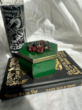 Load image into Gallery viewer, Vintage Flower Trinket Box
