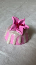 Load image into Gallery viewer, Faux Pink Flower Cake Melt
