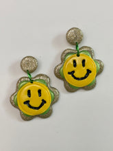 Load image into Gallery viewer, Smiley Flower Earrings
