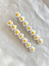 Load image into Gallery viewer, Mini Daisy Gator Style Hair Clips

