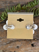 Load image into Gallery viewer, Daisy Earrings
